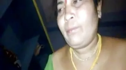 स्कीनी लड़की मोज़ा खूबसूरती से उसके सेक्सी एचडी हिंदी मूवी प्रेमी के साथ बेडरूम में चूमा