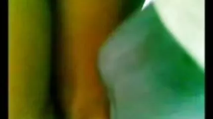 एक काला आदमी अपनी विशाल छड़ी के साथ सेक्सी फुल मूवी एचडी एक सफेद पिस्सू को लगभग पंचर करता है
